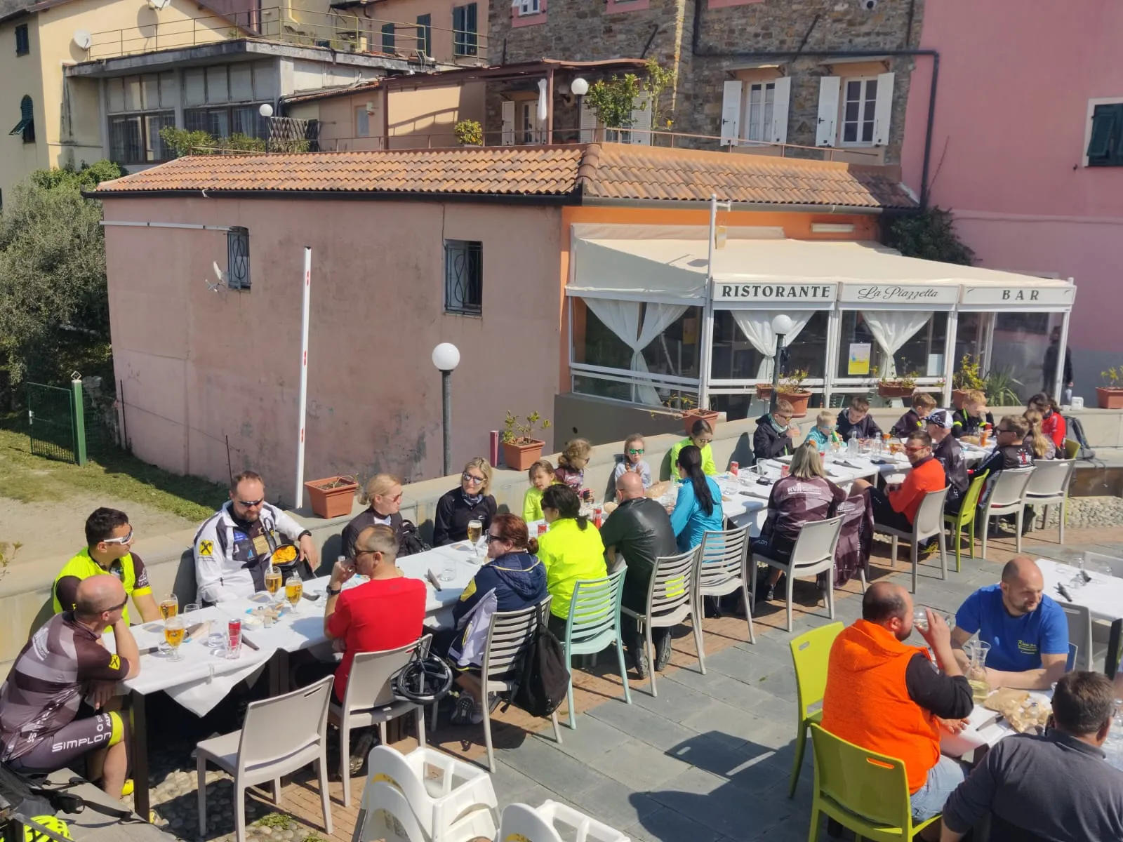 Gemeinschaftlich Essen während einer Ausfahrt